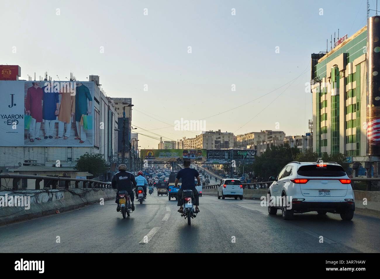 I karachi hi-res stock photography and images - Page 2 - Alamy, image size:1300x956