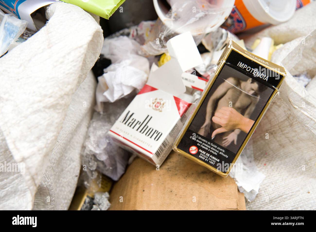 Cigarette warning labels hi-res stock photography and images