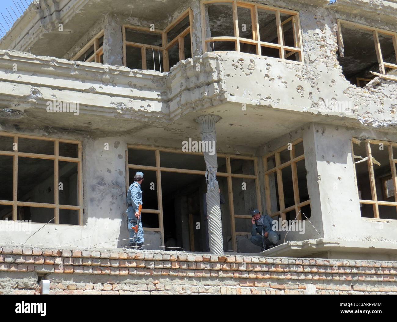 Ferocious Police Police officers examine house hi-res stock photography and images - Alamy