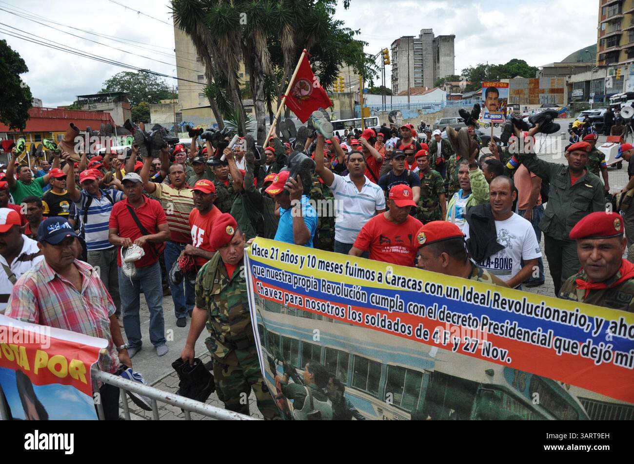 Fuerza armada hi-res stock photography and images - Alamy, image size:1300x953
