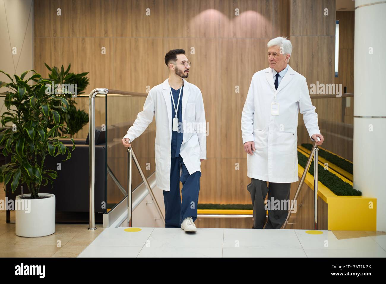 Two doctors wearing lab coats hi-res stock photography and images - Alamy