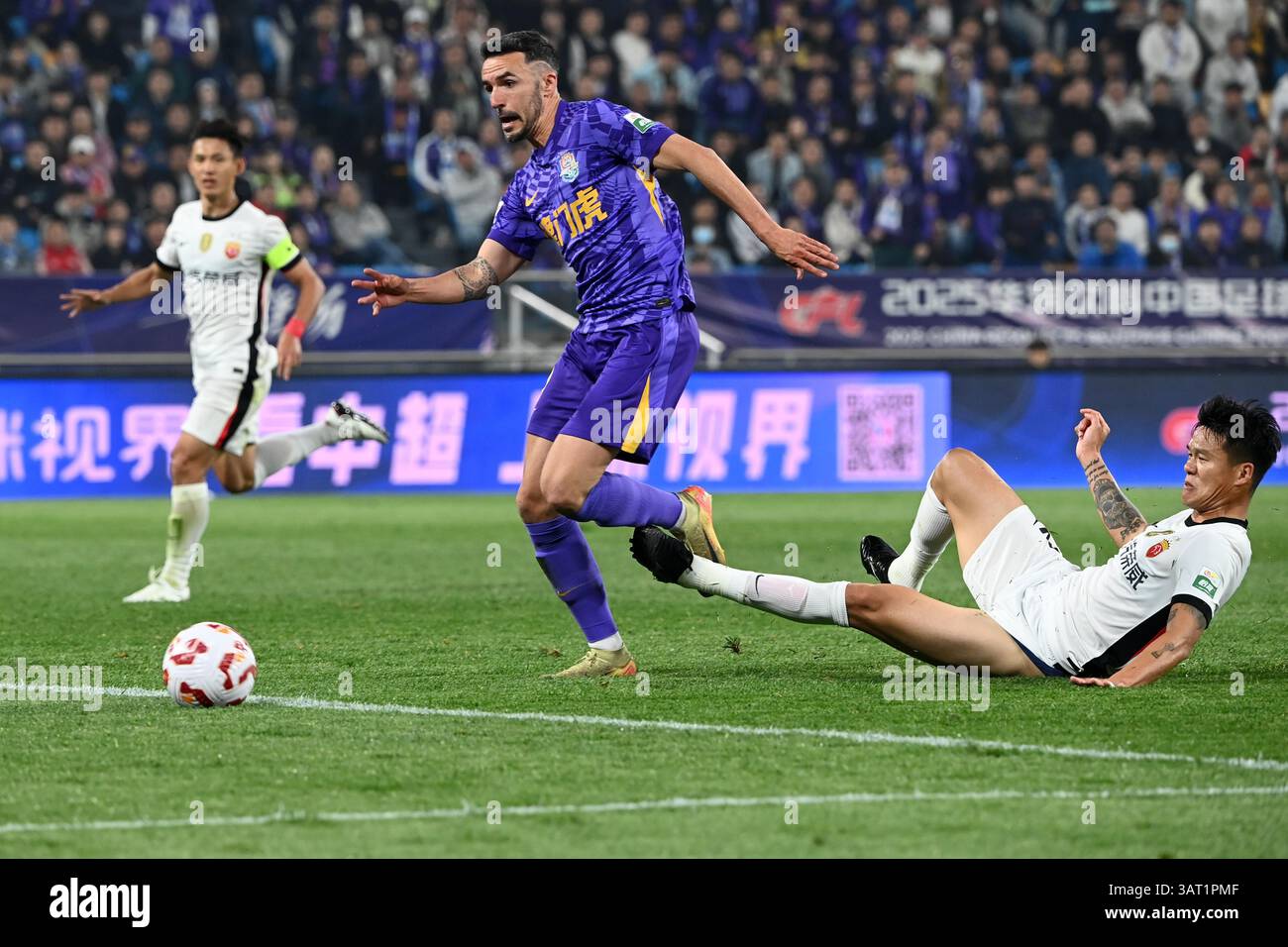 Shanghai Port Football Club defeated Tianjin Jinmen Tiger Football Club ...