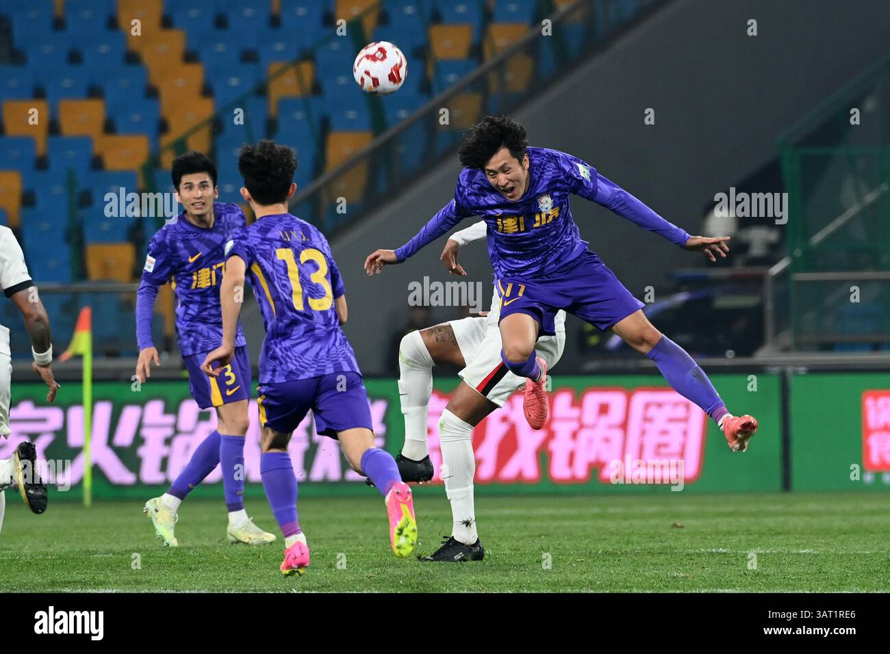 Shanghai Port Football Club defeated Tianjin Jinmen Tiger Football Club ...