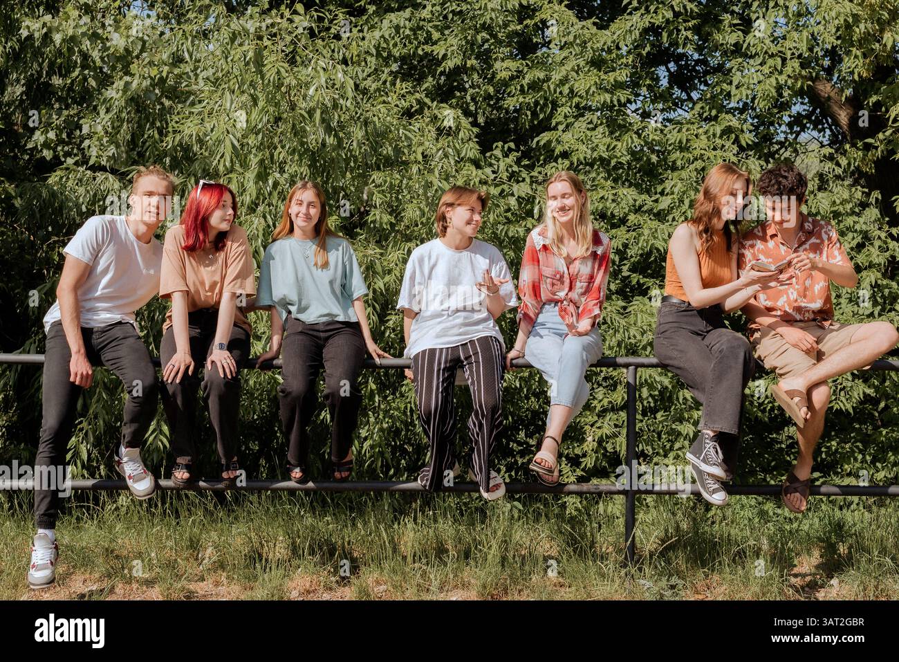 Teens talking group hi-res stock photography and images - Alamy