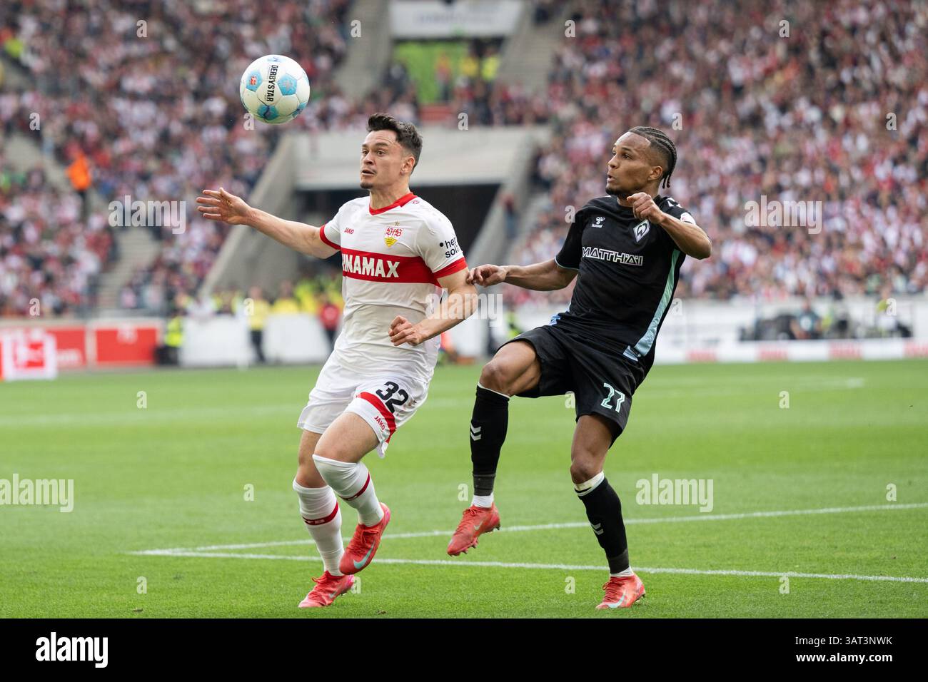 Stuttgart, Deutschland. 13th Apr, 2025. v. li. im Zweikampf Fabian ...