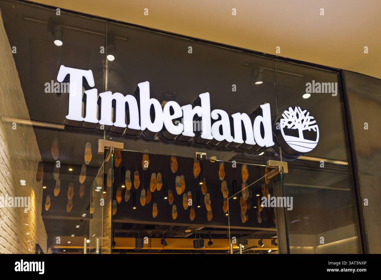 Timberland 店舗用 ディスプレイ 看板 非売品 Timberland sign hi-res stock photography and images - Alamy