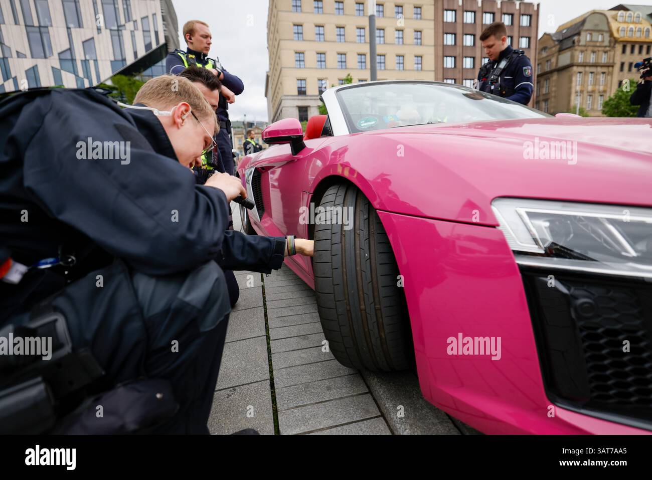 Duesseldorf, Germany. 18th Apr, 2025. Police officers check a vehicle ...