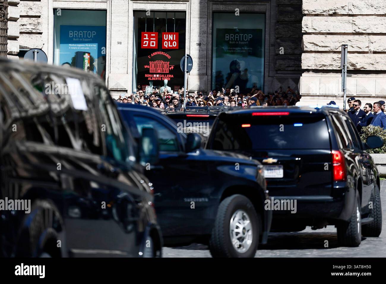 Roma, Italia. 18th Apr, 2025. il corteo di macchine fuori da palazzo ...