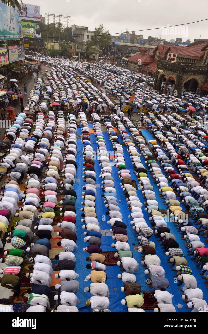 MUMBAI, INDIA ‰ÛÒ AUGUST 09: Muslims offering prayers during Eid-ul-Fitr on  Friday, August 9, 2013. Thousands of men and women congregated at Eidgahs  to offer prayers on the occasion of Eid, marking, image size:867x1390