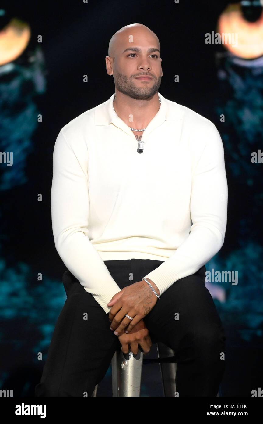 Marcell Jacobs in der Rai-Talkshow Belve 2025 in den Fabrizio Frizzi ...