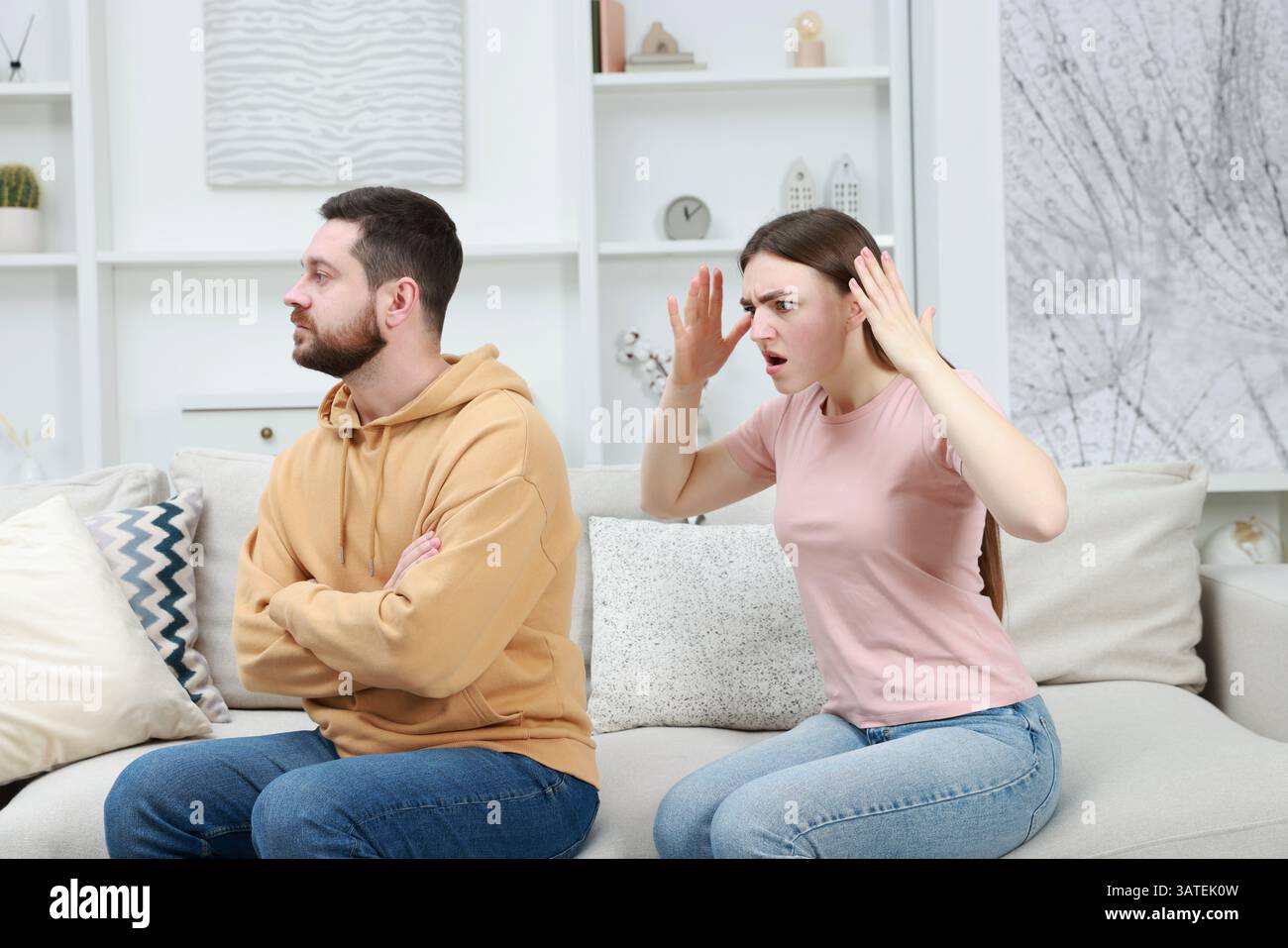 Angry couple arguing on couch at home Stock Photo - Alamy