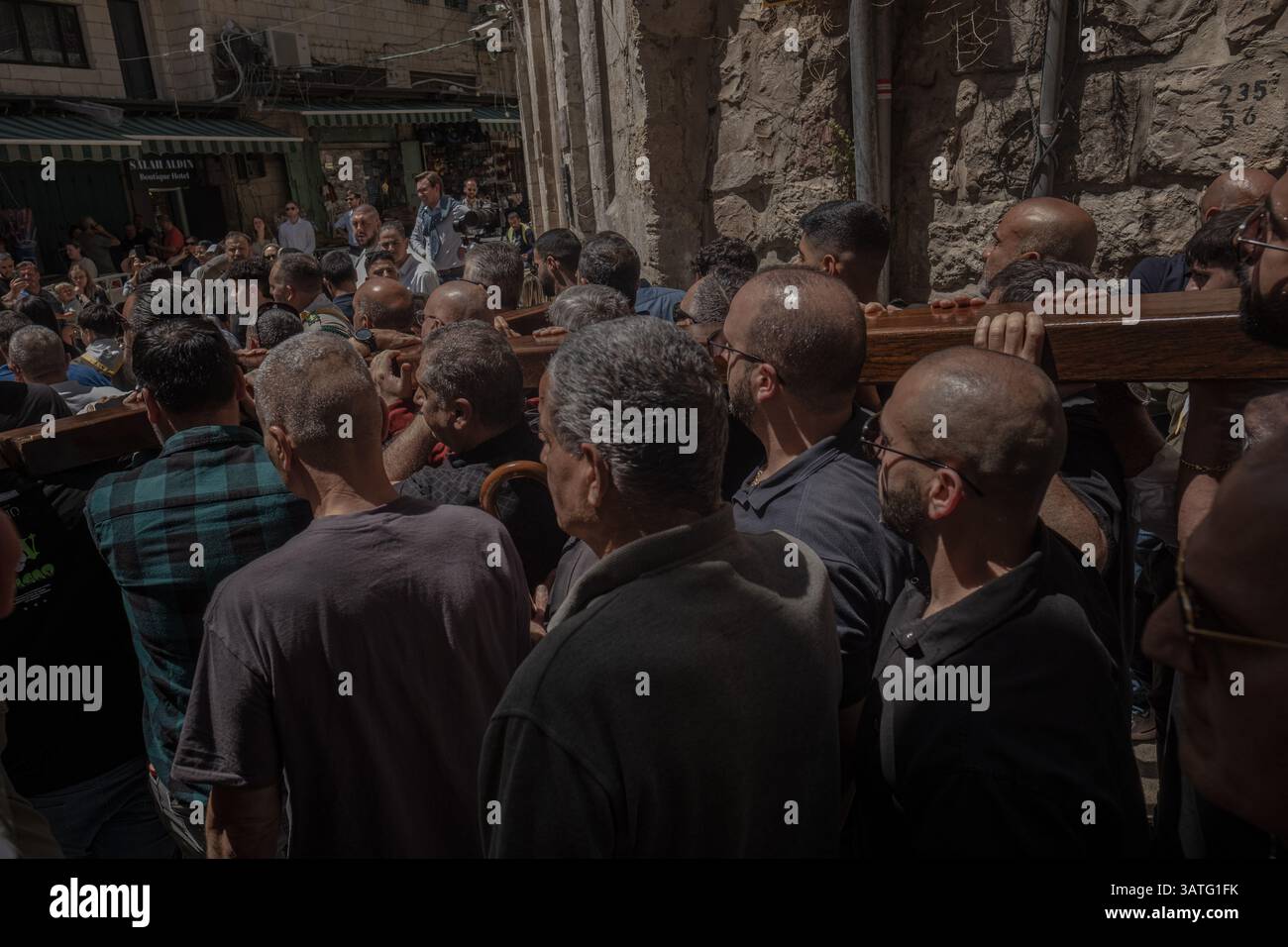 Jerusalem, Tel Aviv, Israel. 18th Apr, 2025. Thousands join stations of ...