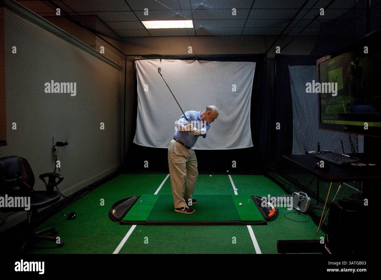 April 17, 2012 - Tampa, FL - CAROLINA HIDALGO | Times.TP 352773 HIDA lifegolf.(Tampa, April 17, 2012)..Description: The Edwin Watts Golf Academy in North Tampa offers offers private swing and putt analyses. The one-on-one instruction uses motion analysis to show students exactly which part of their swing needs improvement. Here, student Sid Heuton, 63, of Palm Harbor(cq) practices his swing..[Carolina Hidalgo, Times] ..Summary: The Edwin Watts Golf Academy in North Tampa offers offers private swing and putt analyses. The one-on-one instruction uses motion analysis to show students exactly whic Stock Photo