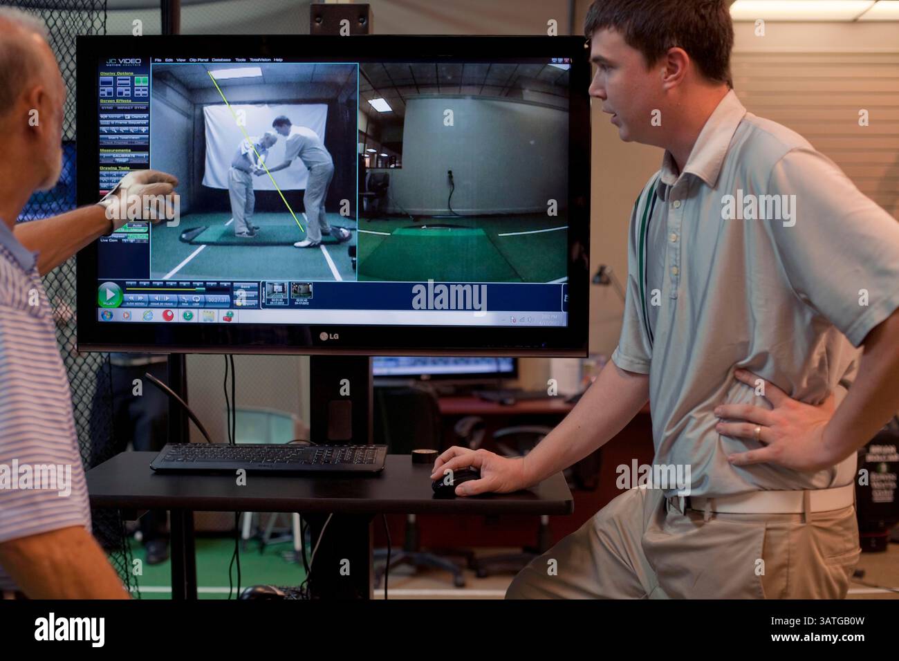 April 17, 2012 - Tampa, FL - CAROLINA HIDALGO | Times.TP 352773 HIDA lifegolf.(Tampa, April 17, 2012)..Description: The Edwin Watts Golf Academy in North Tampa offers offers private swing and putt analyses. The one-on-one instruction uses motion analysis to show students exactly which part of their swing needs improvement. Here, teacher Erik Anderson(cq) shows Sid Heuton, 63, of Palm Harbor(cq) video of his previous swing..[Carolina Hidalgo, Times] ..Summary: The Edwin Watts Golf Academy in North Tampa offers offers private swing and putt analyses. The one-on-one instruction uses motion analys Stock Photo