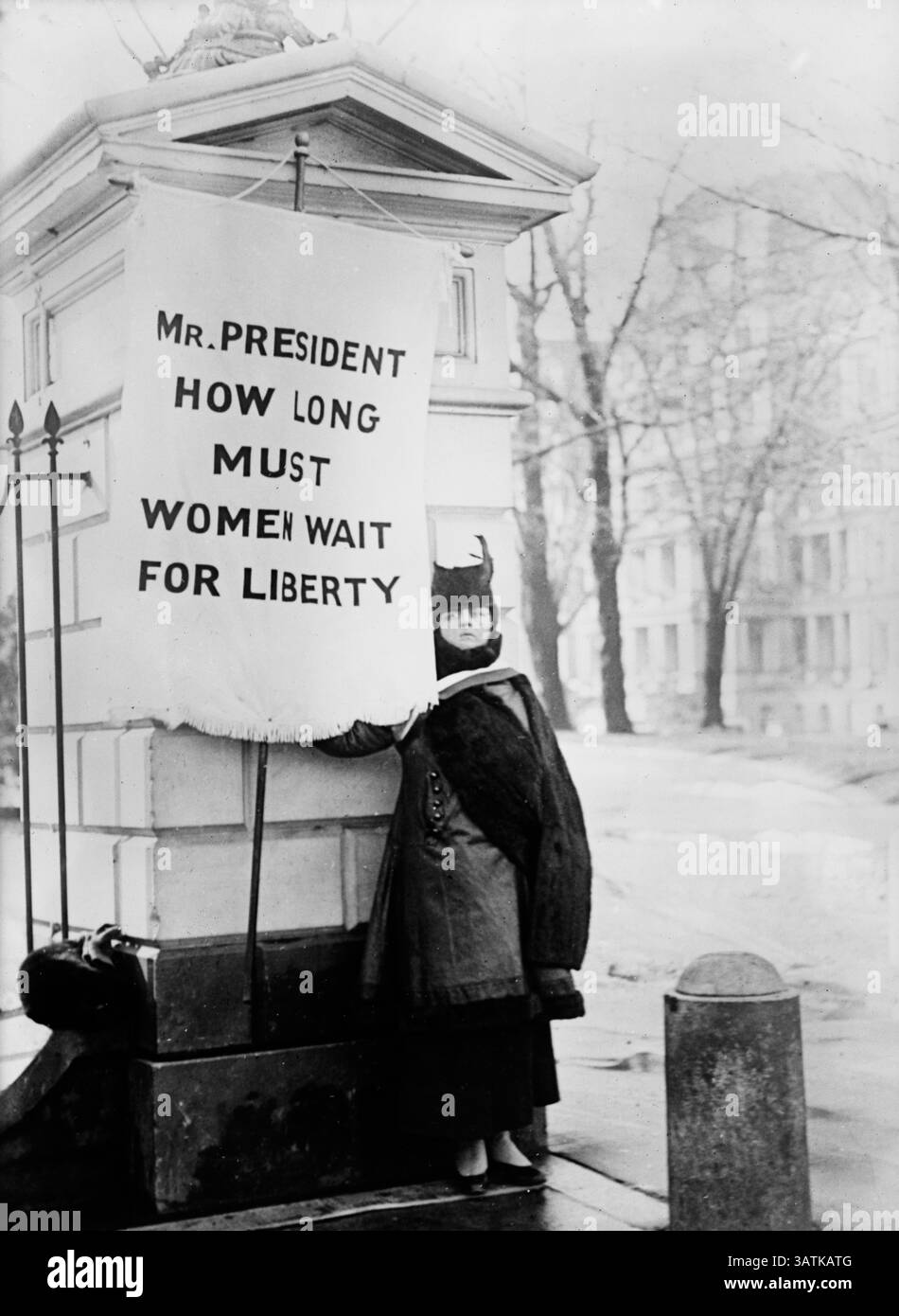 Suffragette Holding Protest Banner ''Mr. President How Long Must Women Wait for Liberty?'', Washington DC, USA, circa 1917 (Credit Image: © Circa Images/JT Vintage via ZUMA Press Wire) Stock Photo