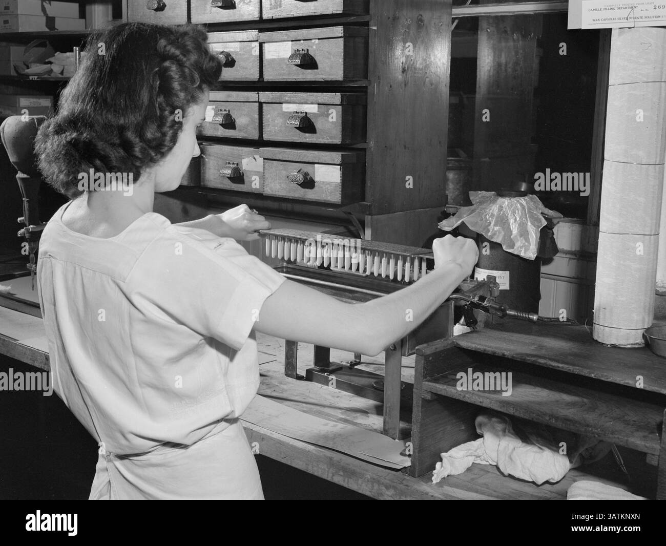 Female manufacturing chemist making wax capsules used for silver nitrate solution, Parke, Davis and Company, Detroit, Michigan, USA, Arthur S. Siegel, U.S. Office of War Information, May 1943 Stock Photo