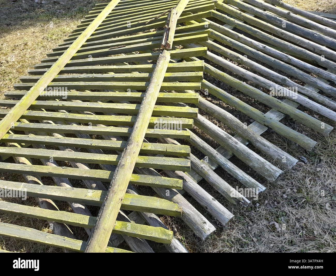Broken wooden fence hi-res stock photography and images - Alamy
