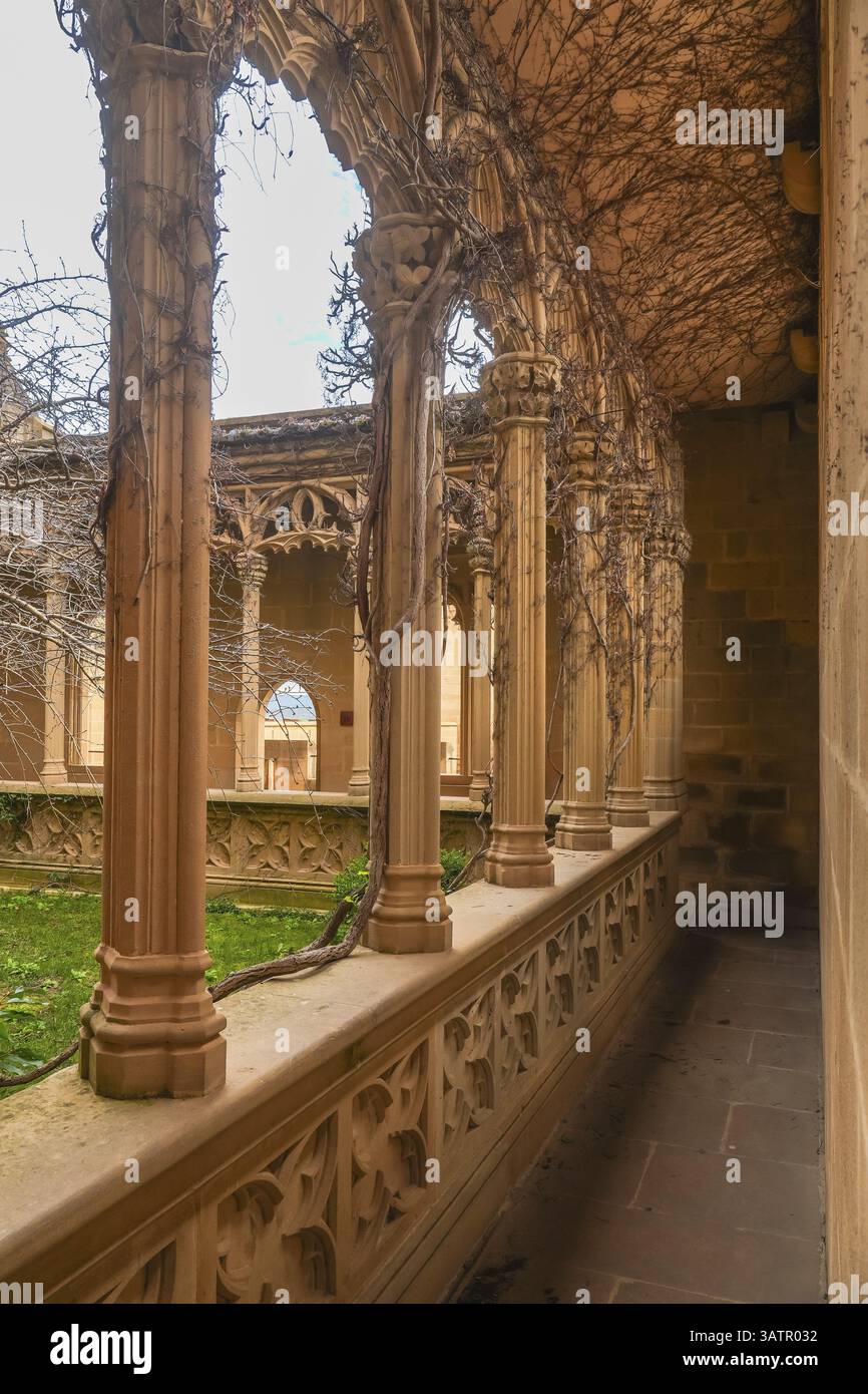 Intertwining arches hi-res stock photography and images - Alamy