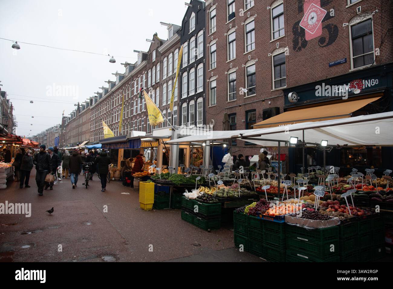 Shoppers browsing fresh fruit and vegetables at the albert cuypmarkt, a popular street market in amsterdam, netherlands Stock Photo