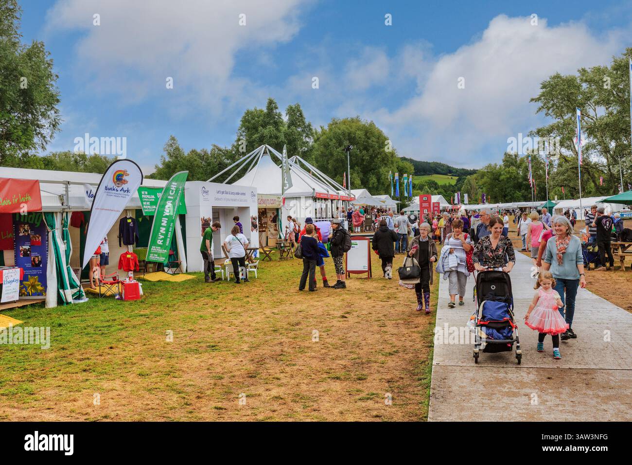People displays hi-res stock photography and images - Alamy