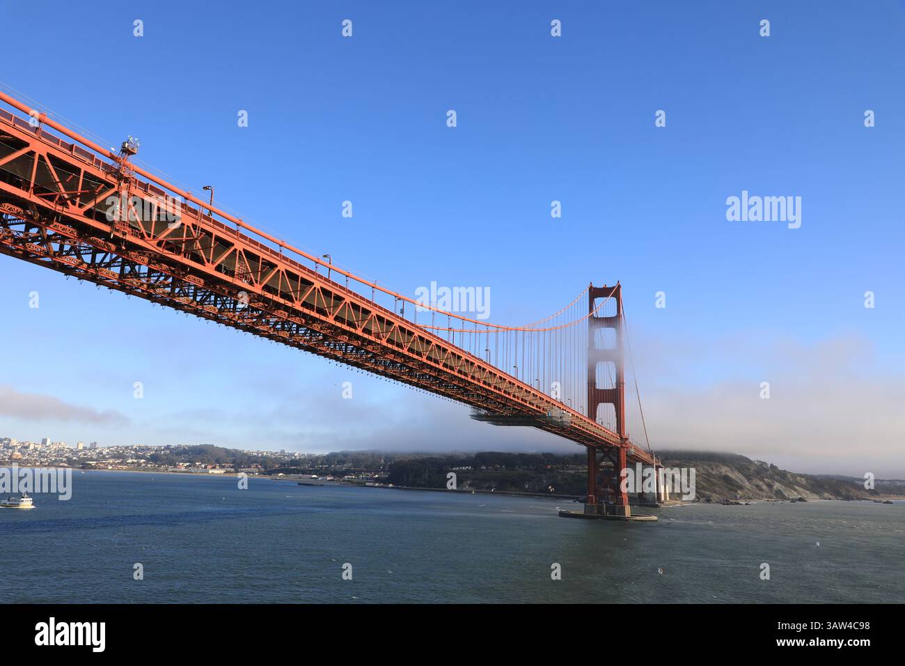The iconic famous Golden Gate bridge over san francisco bay and Pacific ...