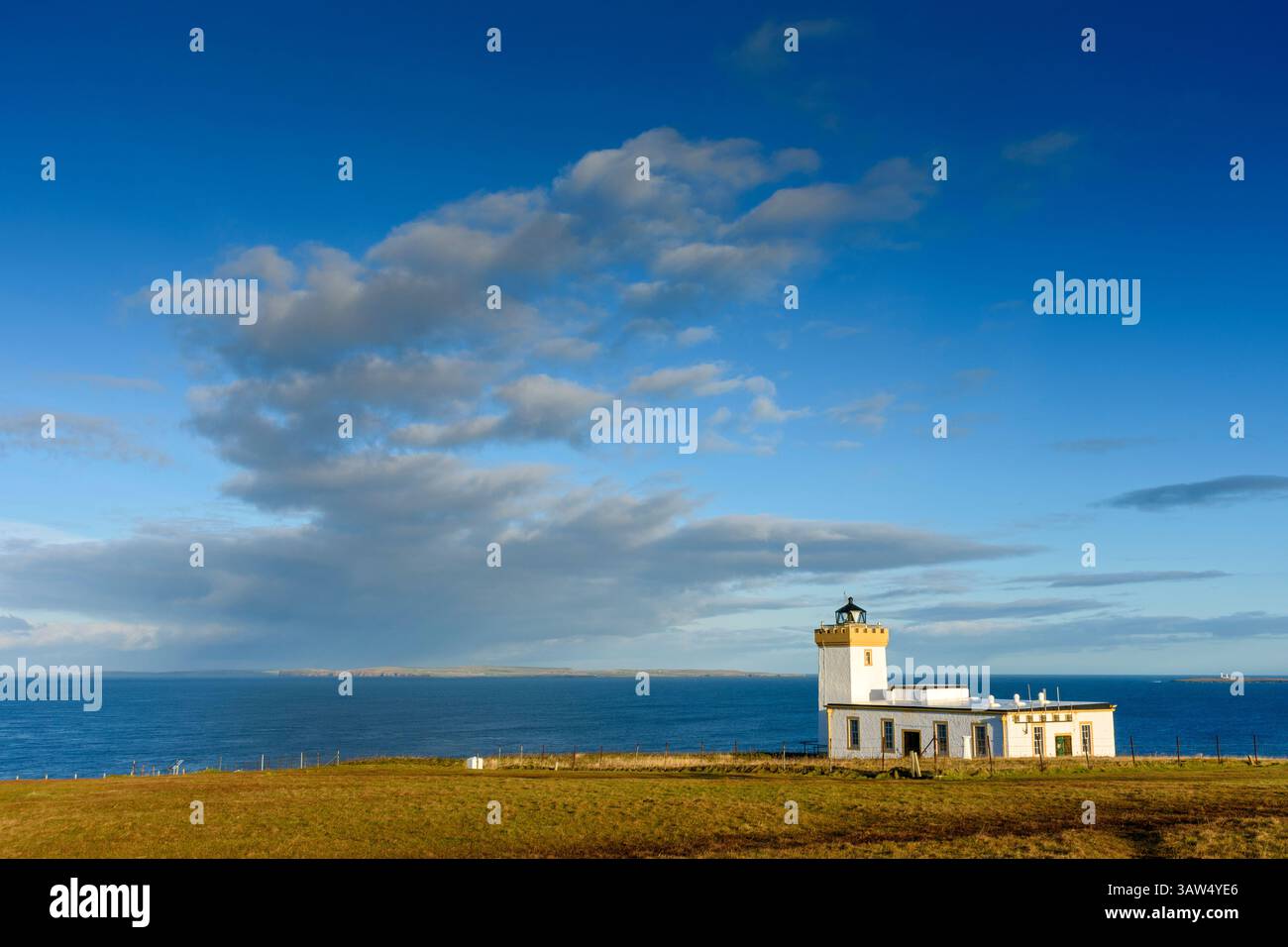 Duncansby Head lighthouse, overlooking the Pentland Firth, near John o'Groats, Caithness, Scotland, UK. Stock Photo