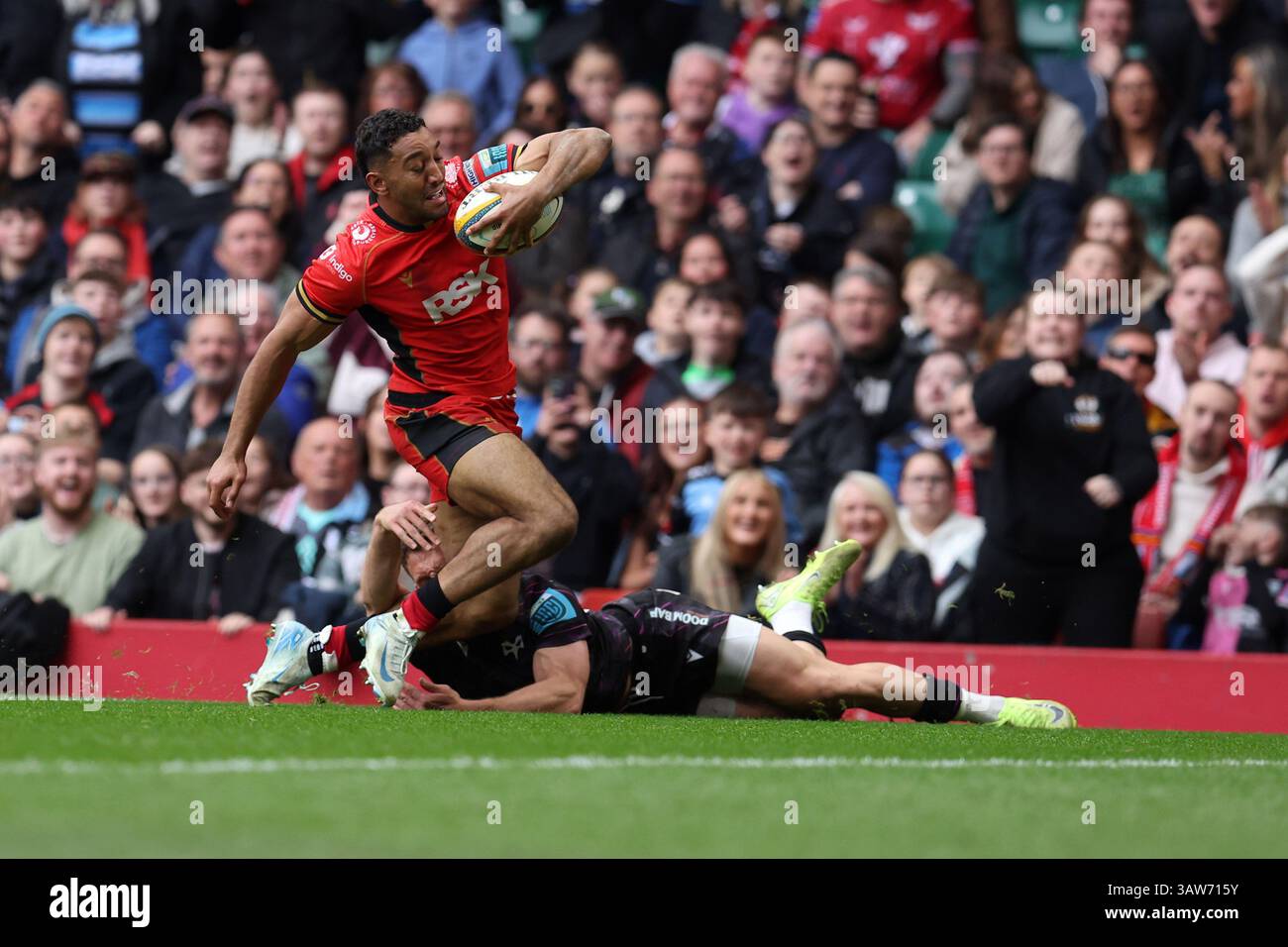 Cardiff, UK. 19th Apr, 2025. Gabriel Hamer-Webb of Cardiff Rugby scores ...