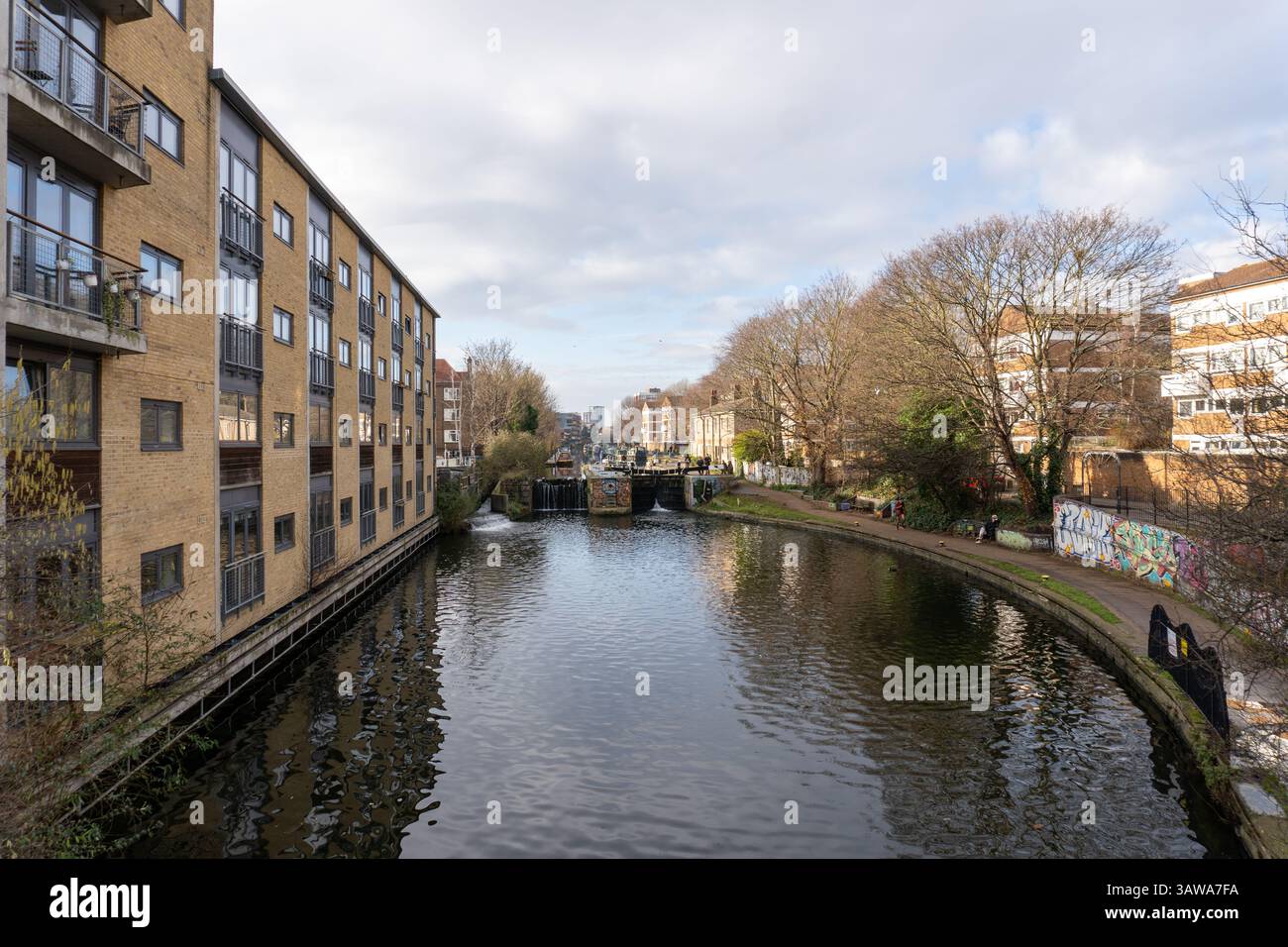 House boats regents canal hi-res stock photography and images - Alamy