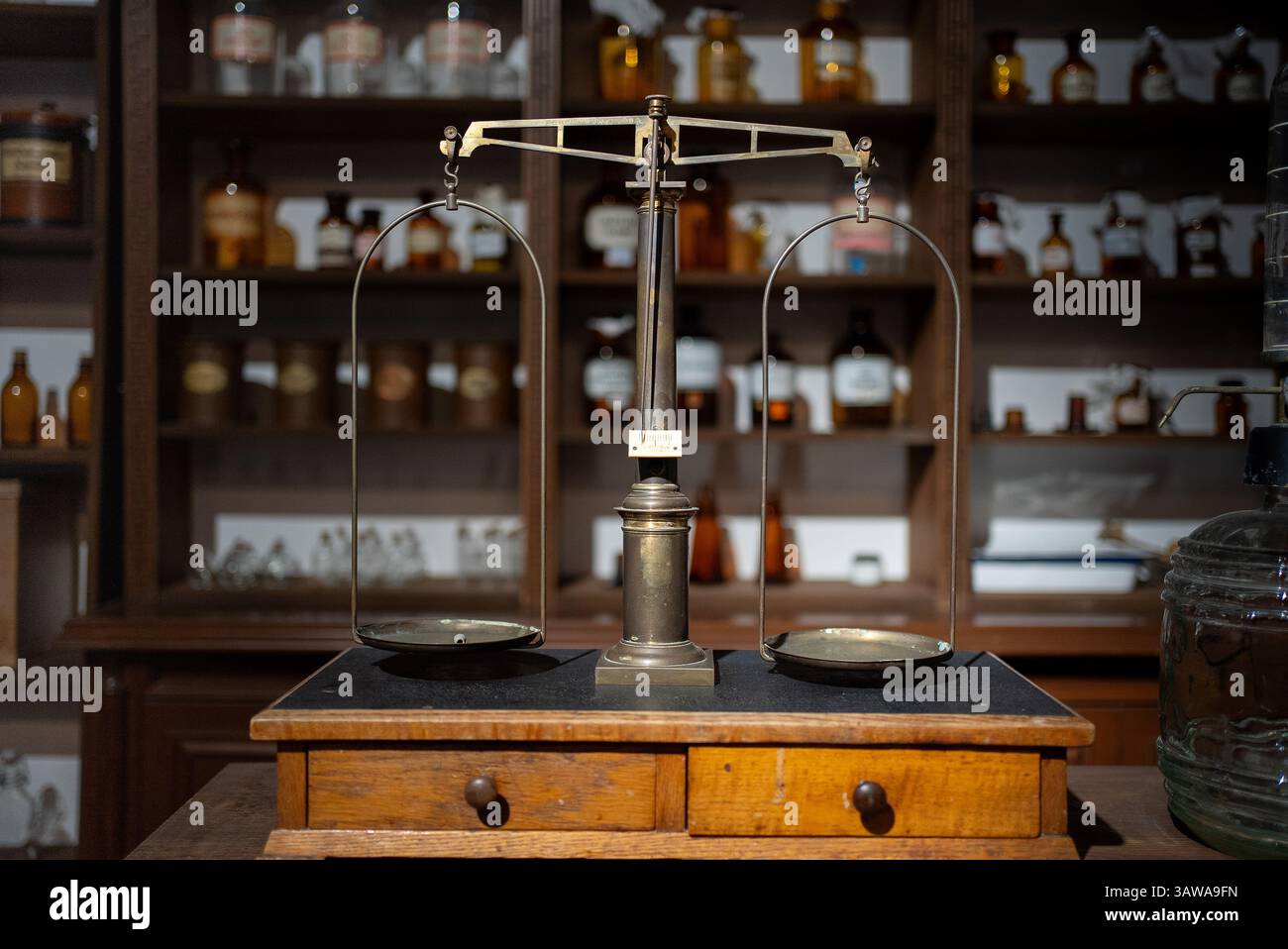 Gold scale hi-res stock photography and images - Alamy
