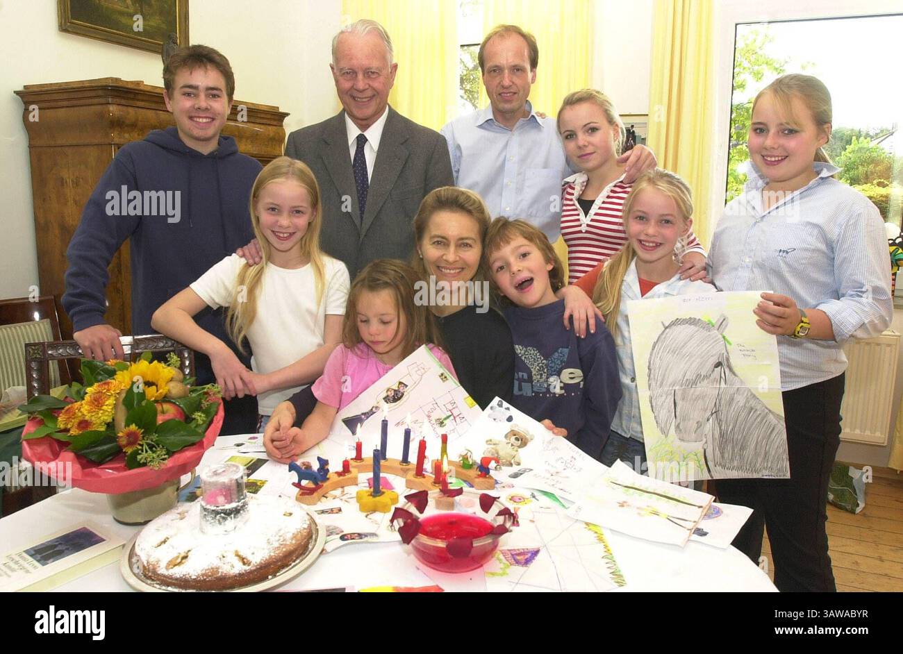 RECORD DATE NOT STATED Geburtstag Ursula  Röschen  von der Leyen feiert im Kreise Ihrer Familie blau kariert: Johanna 10, weiss Victoria 10, blau Egmont 6, rosa Gracia 4, rot weiss Sophie 14, blau gestreift Donata 12, blau gross David 17, Gatte Professor Heiko von der Leyen 49, Opa Ex- MP Dr Ernst Albrecht 74 8.10.2004 *** Ursula Röschen von der Leyen celebrates her 50th birthday with her family blue plaid Johanna 10, white Victoria 10, blue Egmont 6, pink Gracia 4, red white Sophie 14, blue striped Donata 12, blue big David 17, husband Professor Heiko von der Leyen 49, grandpa ex MP Dr. Ernst Stock Photo