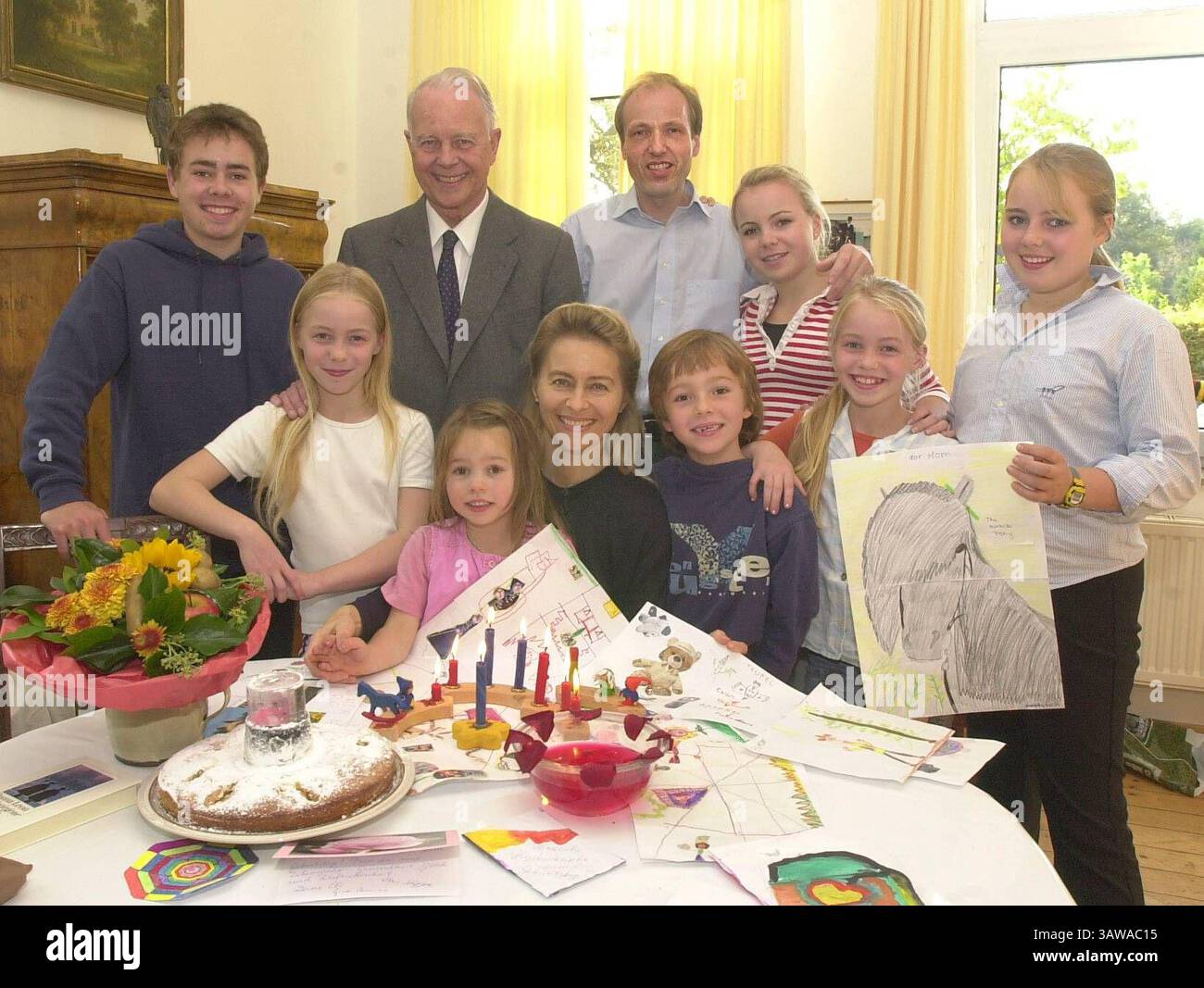 RECORD DATE NOT STATED Geburtstag Ursula  Röschen  von der Leyen feiert im Kreise Ihrer Familie blau kariert: Johanna 10, weiss Victoria 10, blau Egmont 6, rosa Gracia 4, rot weiss Sophie 14, blau gestreift Donata 12, blau gross David 17, Gatte Professor Heiko von der Leyen 49, Opa Ex- MP Dr Ernst Albrecht 74 8.10.2004 *** Ursula Röschen von der Leyen celebrates her 50th birthday with her family blue plaid Johanna 10, white Victoria 10, blue Egmont 6, pink Gracia 4, red white Sophie 14, blue striped Donata 12, blue big David 17, husband Professor Heiko von der Leyen 49, grandpa ex MP Dr. Ernst Stock Photo