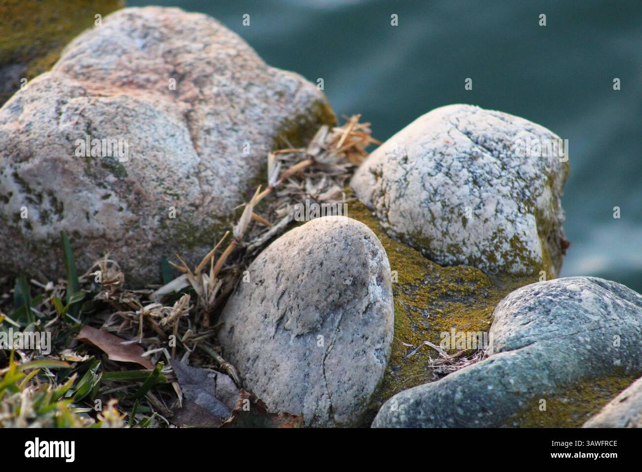 Shore line rocks hi-res stock photography and images - Alamy