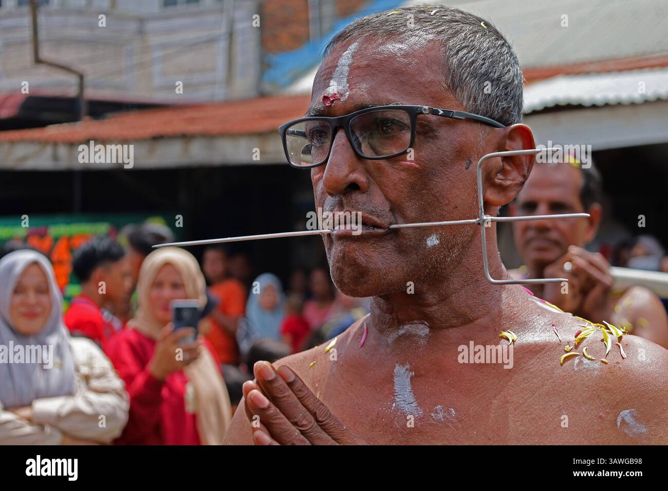 Banda Aceh, Aceh, Indonesia. 20th Apr, 2025. A Hindu devotee is seen with his mouth pierced with metal items during a procession during the Thaipusam series at the Shri Palani Andawer Temple, Banda Aceh City, Aceh province, Indonesia on Sunday, April 20, 2025.The annual Hindu Festival, mostly celebrated by the Tamil community in honour of The Hindu god Lord Murugan, remains in full swing in the Muslim-majority region with high tolerance. Credit: Khairu Syukrillah/ZUMA Press Wire/ZUMA Wire/Alamy Live News Stock Photo