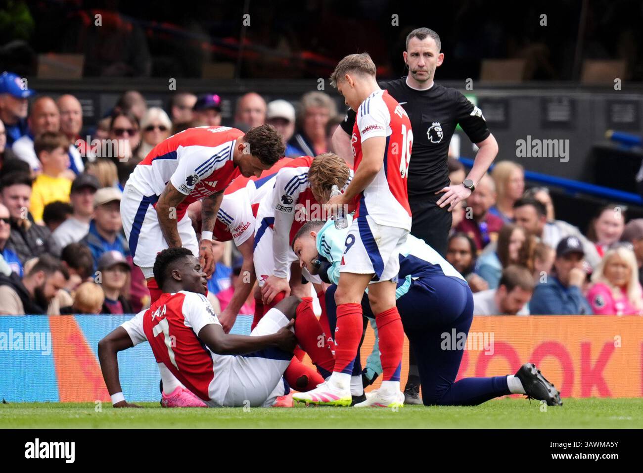 arsenal-s-bukayo-saka-receives-treatment-for-an-injury-during-the