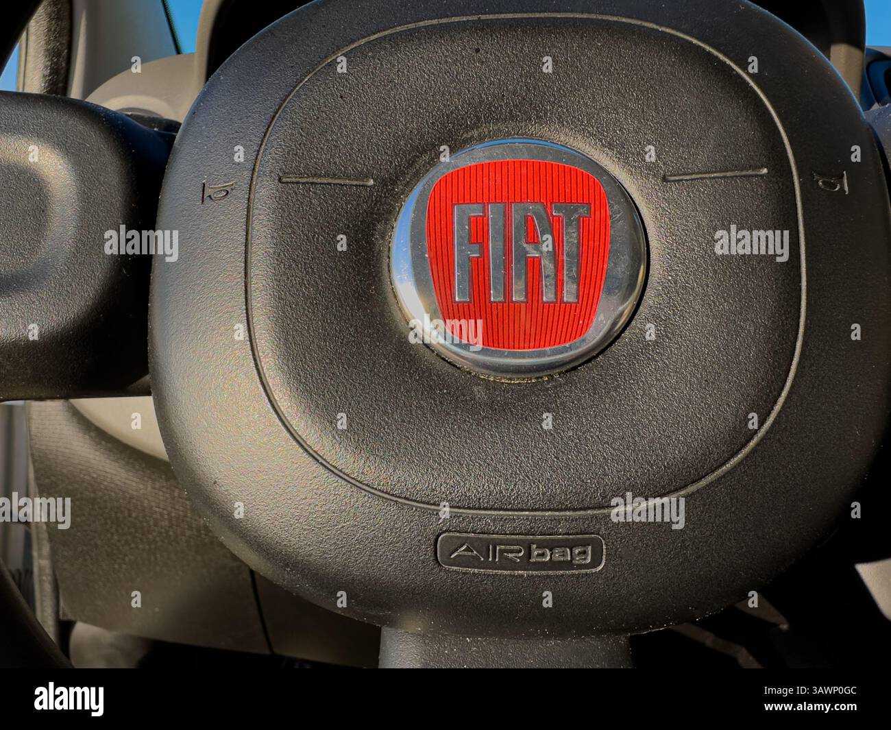 Fiat emblem on car hi-res stock photography and images - Alamy