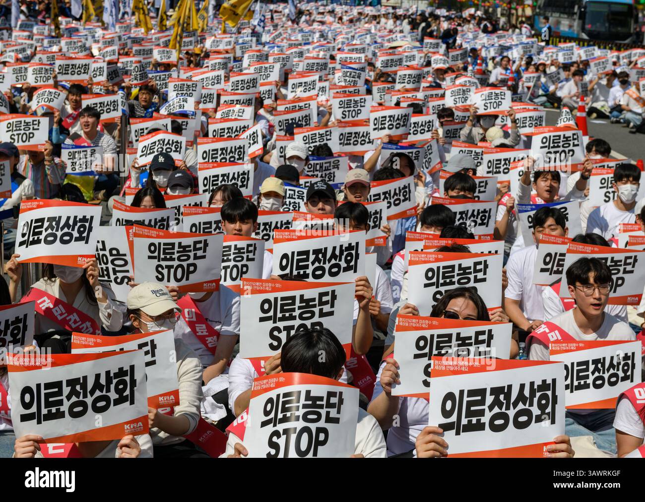 Seoul, South Korea. 20th Apr, 2025. Doctors from the Korean Medical Association and medical students are holding placards during a rally in central Seoul. Thousands of doctors and medical students rallied in central Seoul calling for a complete rollback of the administration's health care reform agenda. Credit: SOPA Images Limited/Alamy Live News Stock Photo