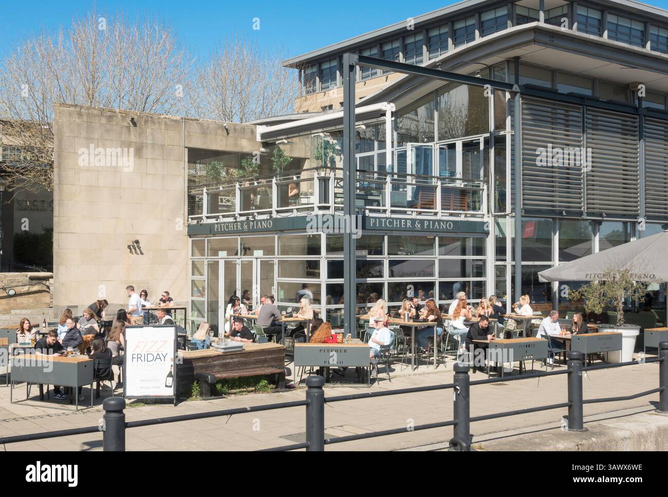 People sitting outside the Pitcher and Piano pub on Newcastle Quayside, Newcastle upon Tyne, England, UK Stock Photo