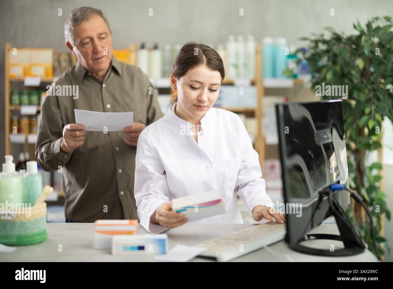 Elderly retired man finding hi-res stock photography and images - Alamy