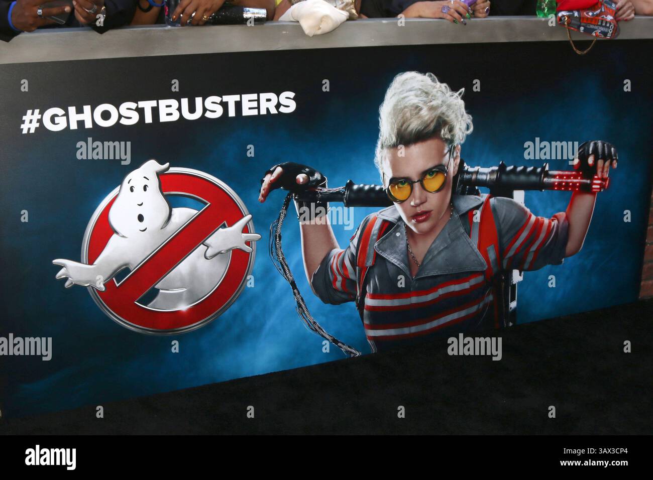 kate-mckinnon-ghostbusters-poster-hi-res-stock-photography-and-images