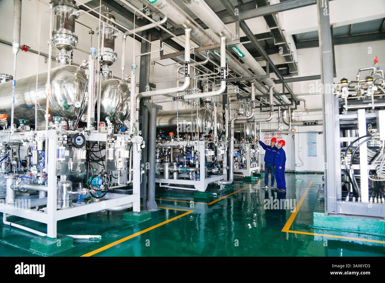 Delingha,China.15th April 2025. The largest single shared energy storage power station in China, built in conjunction with the Huadian Delingha 1 million kilowatt photovoltaic storage and 3 megawatt photovoltaic hydrogen production project, on April 15, 2025. The project is located in Delingha City, Haixi Mongolian and Tibetan Autonomous Prefecture, Qinghai Province. It is one of the first large-scale wind and solar base projects in China focusing on sand, gourd and wasteland, and it is also China's first attempt to produce hydrogen from green electricity in high-altitude areas. Credit: Ma Min Stock Photo