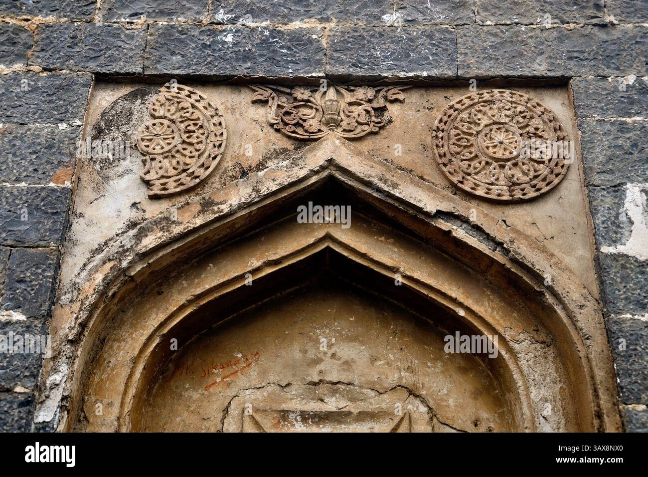 Carving Details On The Outer Wall Of The Tombs Bagh Rauza Complex Carving Details On The Outer Wall Of The Tombs Bagh Rauza Complex