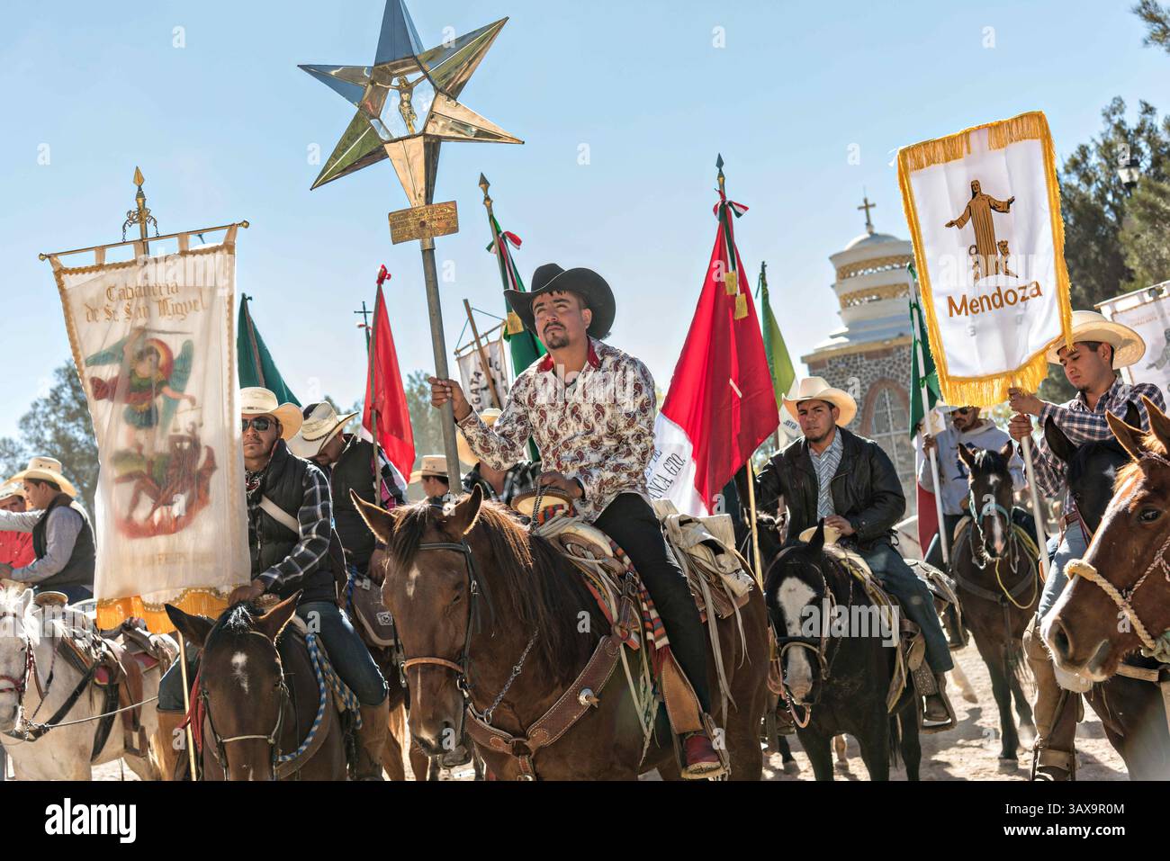 Three cowboys on horseback hi-res stock photography and images - Alamy