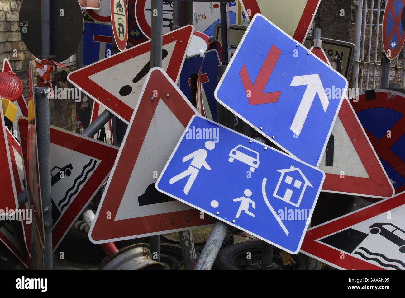 Signs traffic information hi-res stock photography and images - Alamy
