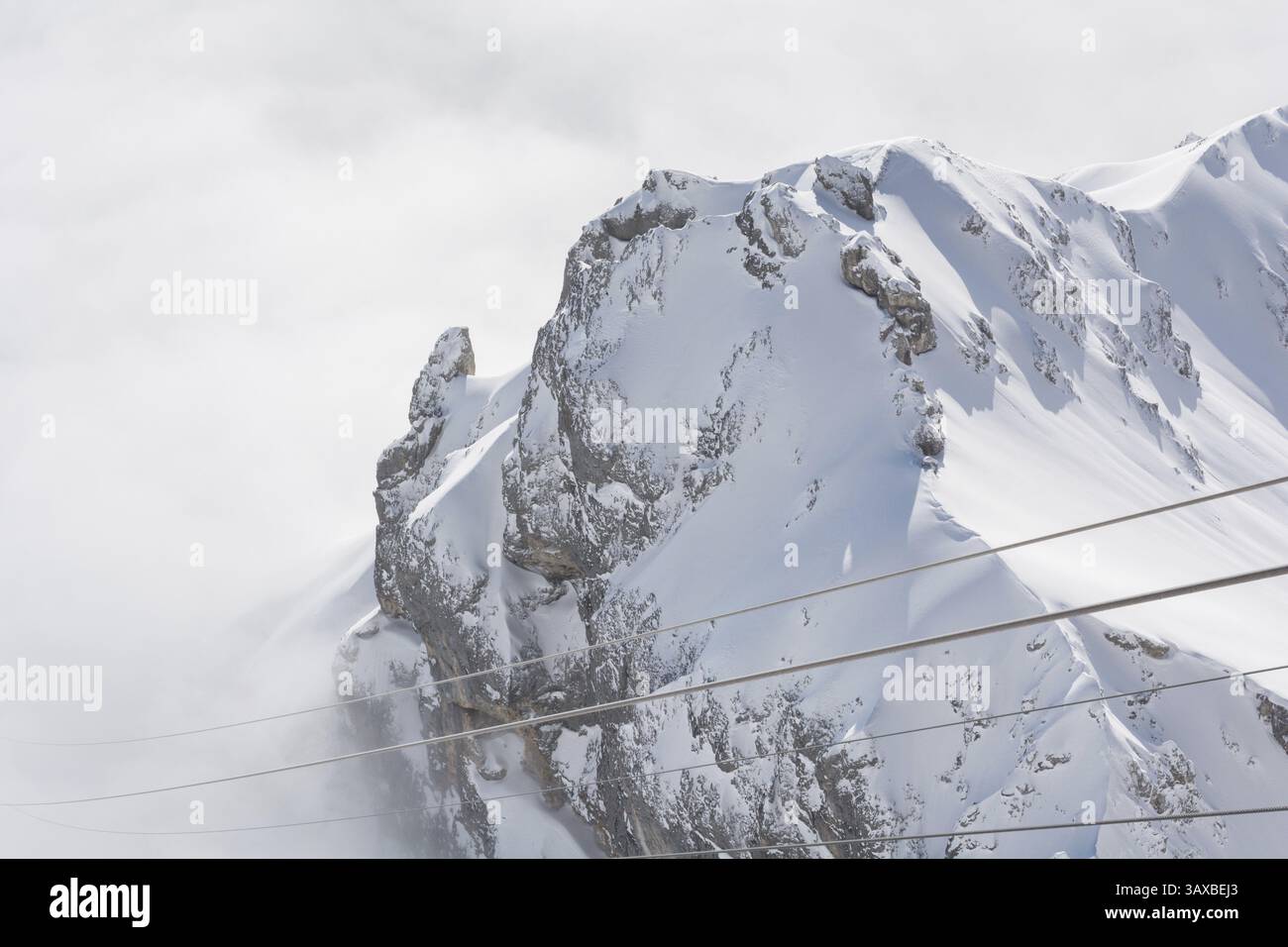 Mountain peaks shrouded in sea hi-res stock photography and images - Alamy