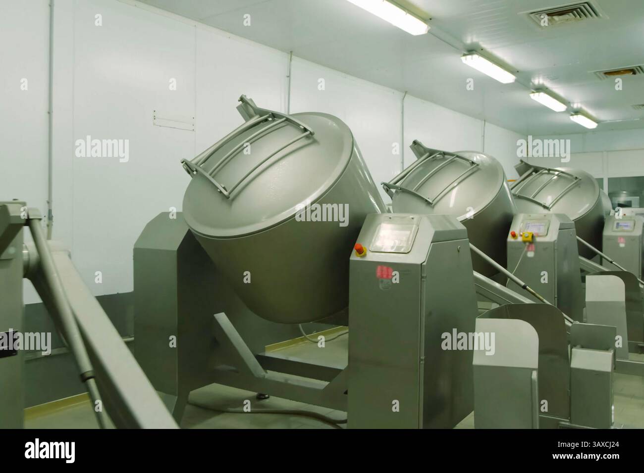 Mixing Container Open containers for mixing food. containers for mixing food Stock Photo - Alamy