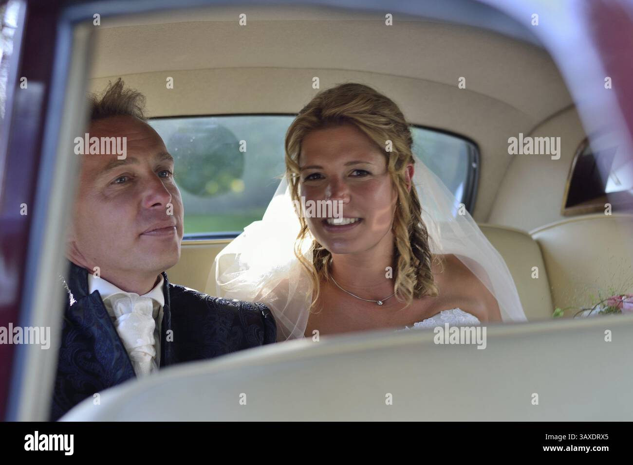 Portrait happily married couple hi-res stock photography and images - Alamy