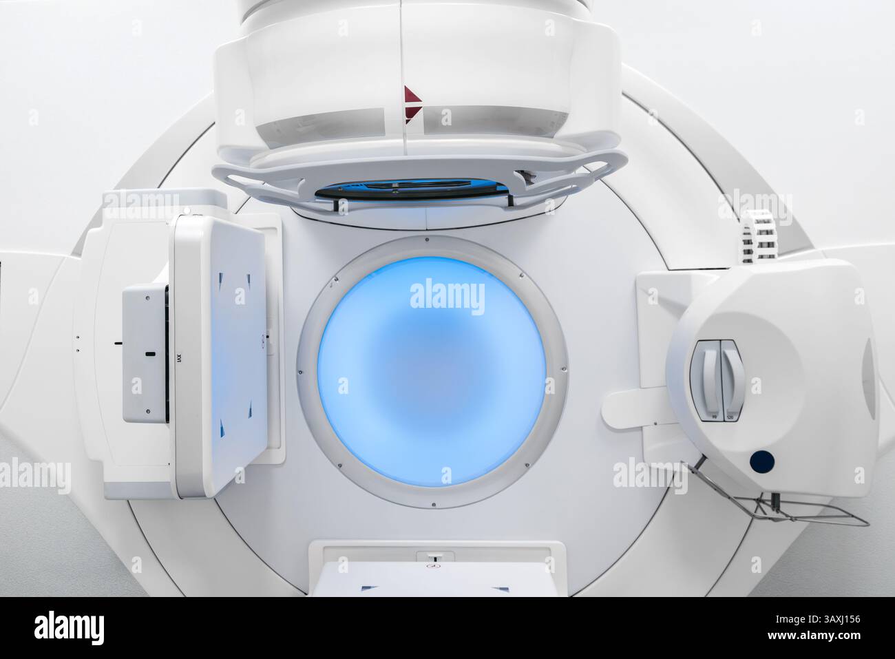 Medical linear accelerator in the therapeutic oncology Stock Photo - Alamy
