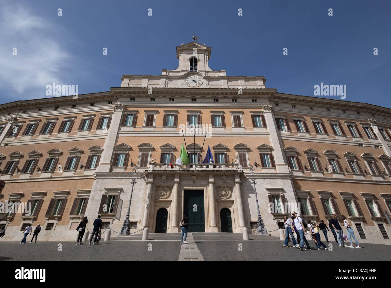 Pope Roma Flag Rome, Italy. 21st Apr, 2025. Flags at half-mast on the Montecitorio ...