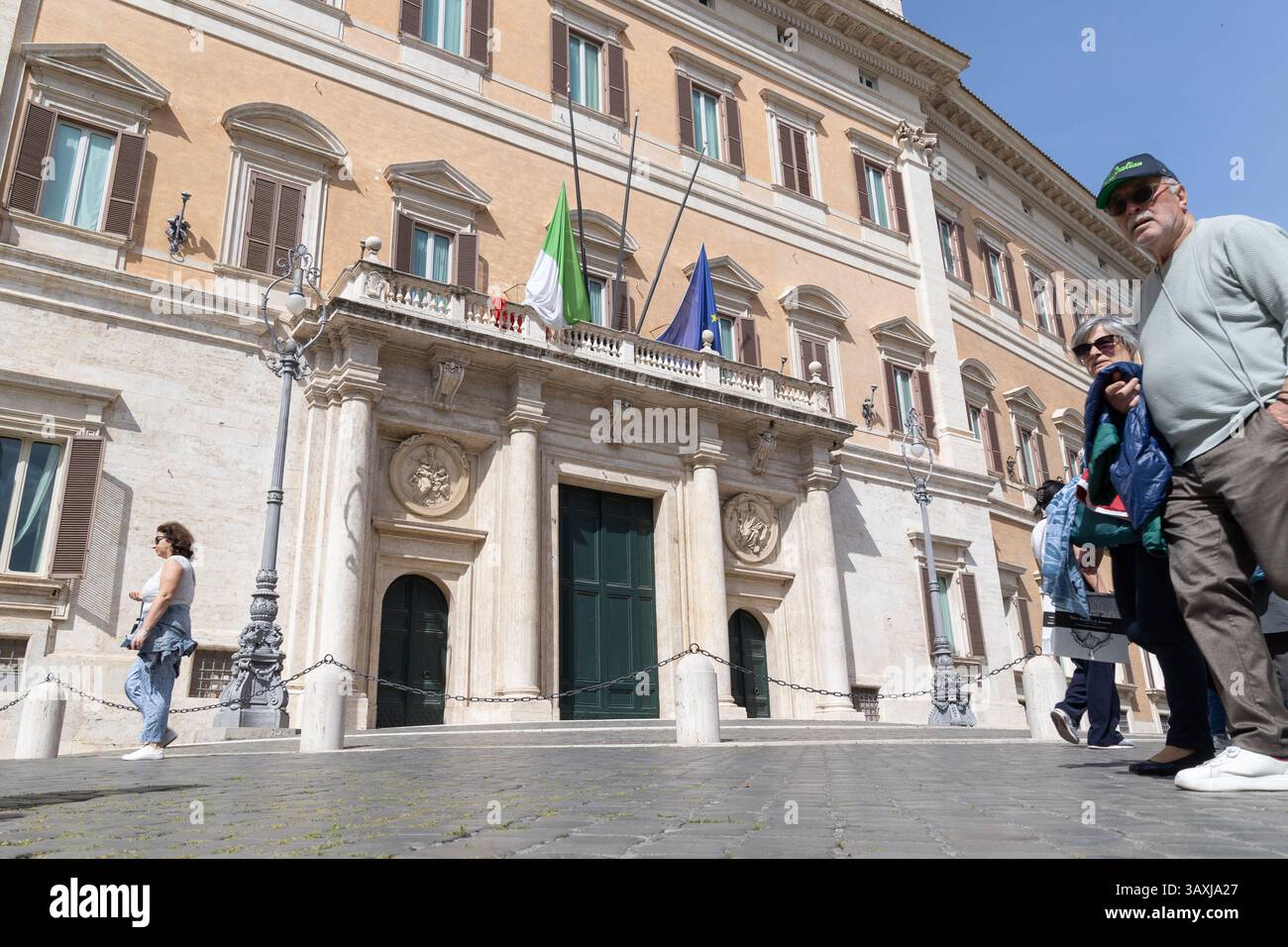 Pope Roma Flag Rome, Italy. 21st Apr, 2025. Flags at half-mast on the Montecitorio ...