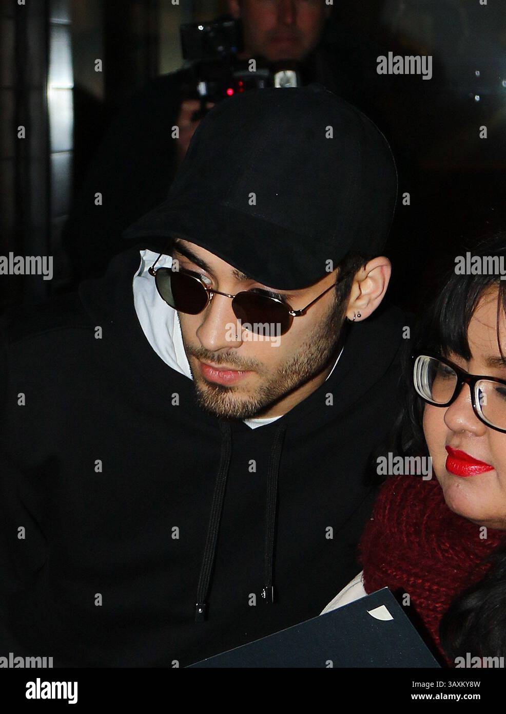 Musician Zayn Malik signed autographs and posed with fans as he arrived at  his East Village apartment on January 26 2017 in New York City Stock Photo  - Alamy, image size:986x1390